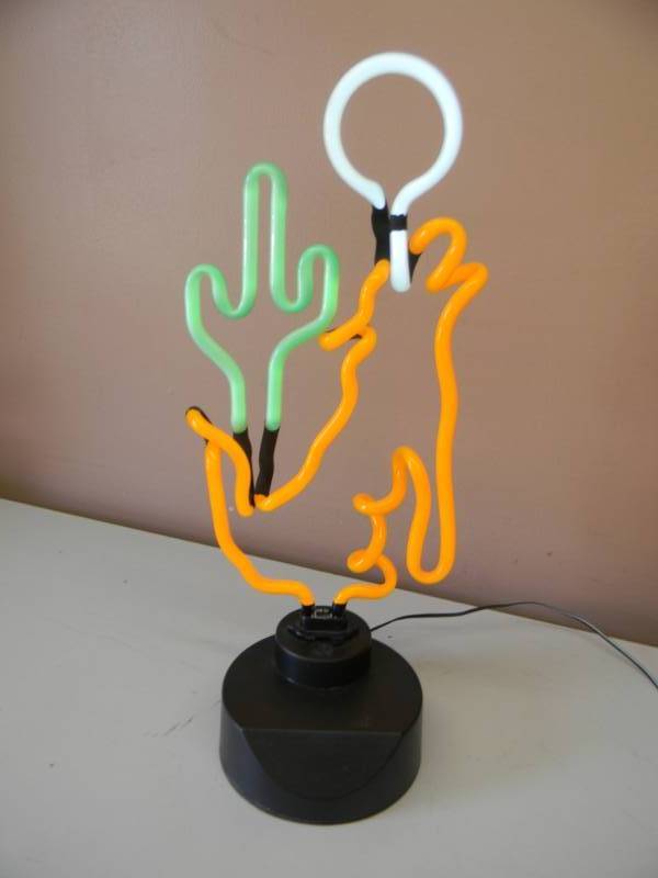 lot 45 image: VINTAGE NEON LIGHT - COYOTE HOWLING AT THE MOON - WORKS - APPROX 16 BY 11 - SEE PICTURES