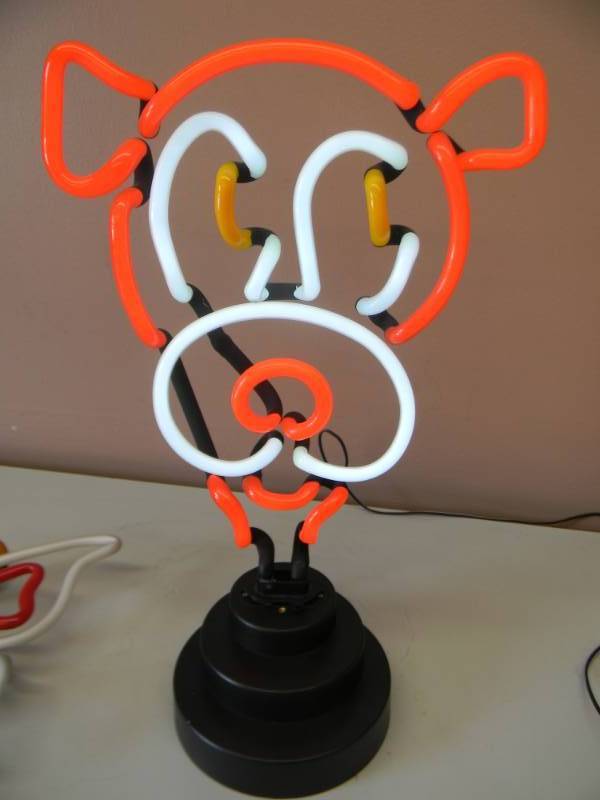 lot 47 image: VINTAGE NEON LIGHT - PORKY PIG WITH BUTTERFLY THEY CAN BE SWITCHED OUT - BOTH WORK - APPROX 16 BY 11 - SEE PICTURES