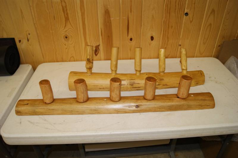 lot 1 image: Handcrafted Pine Wall Mounted Coat Hanger