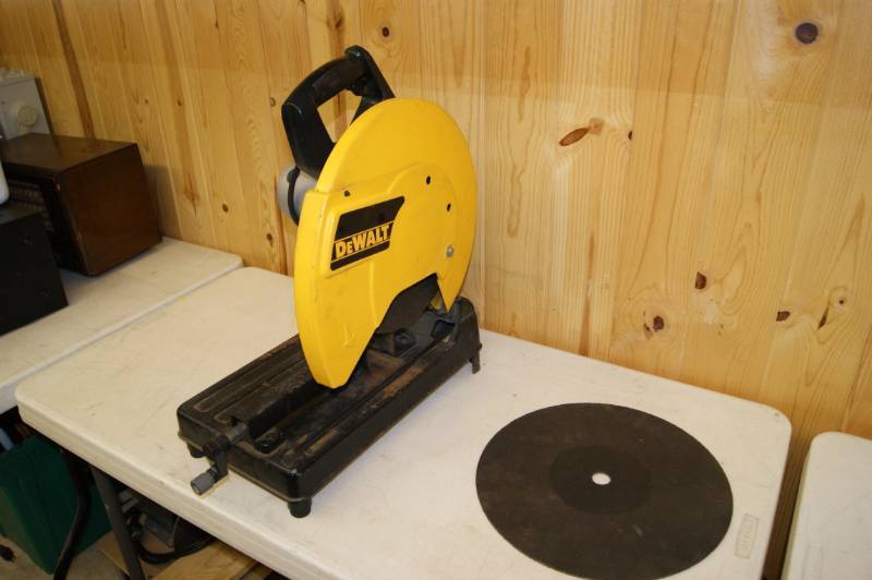 lot 4 image: Dewalt DW870 14 Chop Saw