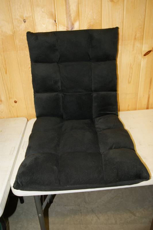 lot 27 image: Folding Cushioned Chair