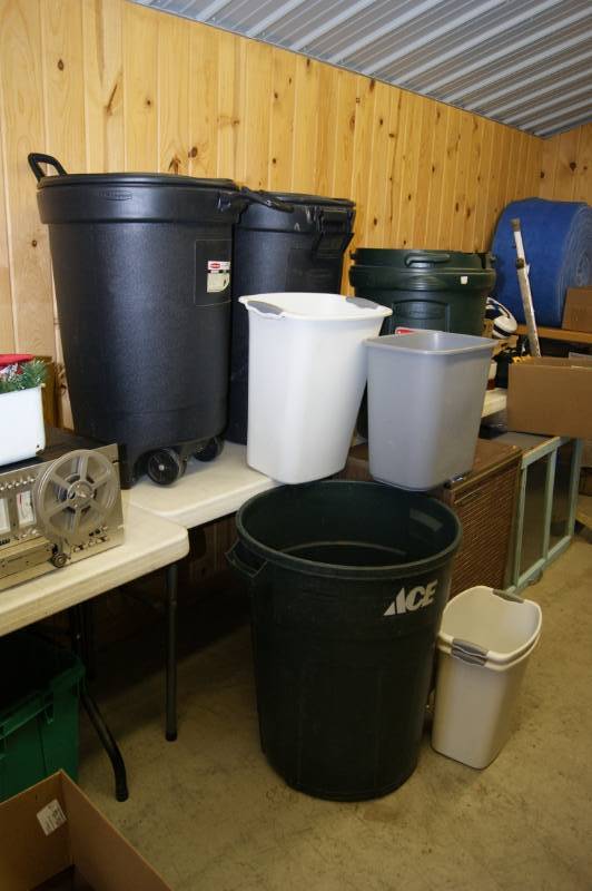 lot 29 image: Lot of Garbage Cans