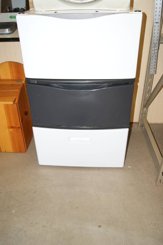 lot 37 image: 3 Tier Storage Unit