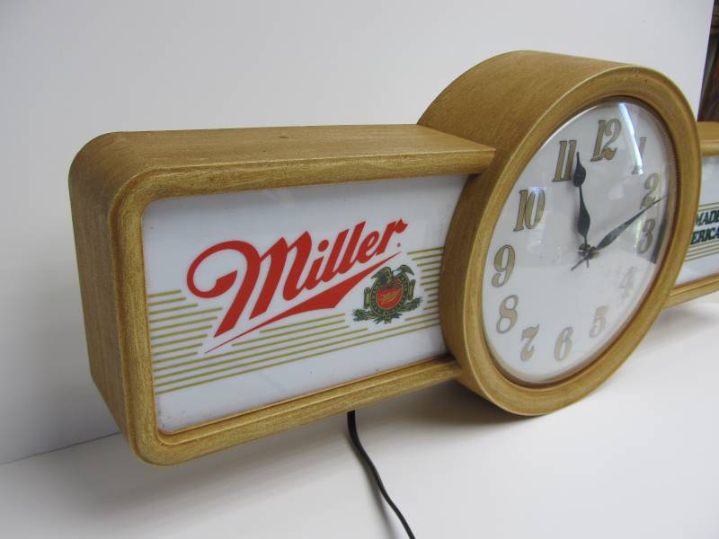 lot 206 image: Vintage Lighted MILLER BEER Advertising Sign Clock