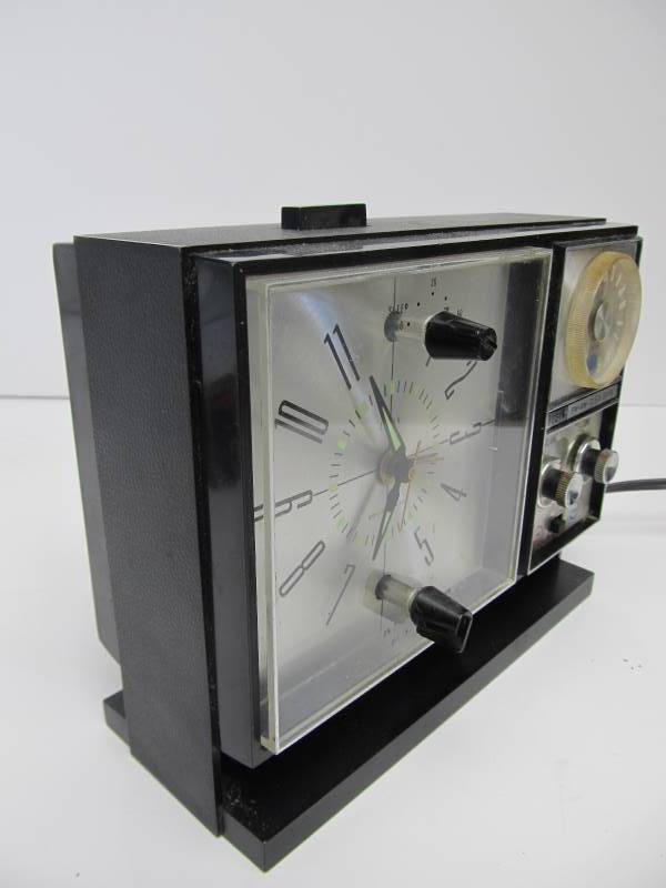 lot 14 image: Working Vintage Retro ELGIN Clock Radio