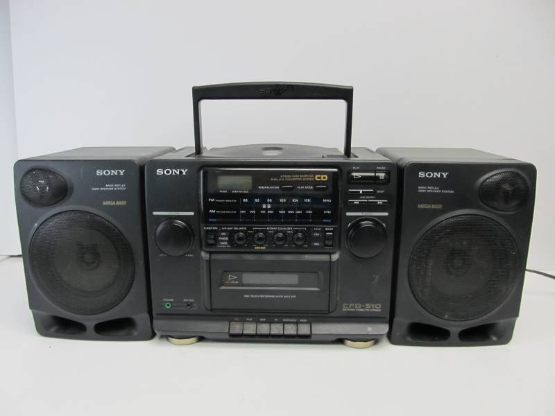 lot 17 image: Vintage Sony CFD-510 Boombox 