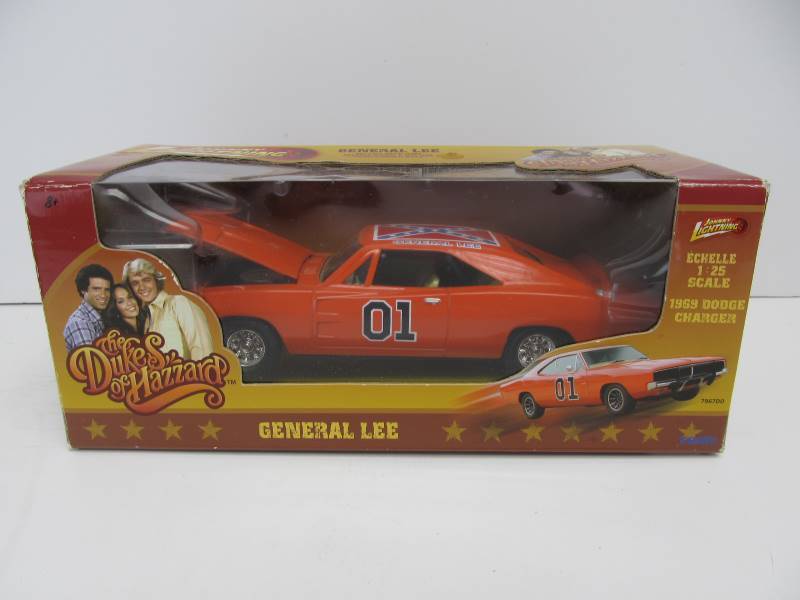lot 20 image: Johnny Lightning 125 Scale GENERAL LEE Dukes of Hazard Diecast Car