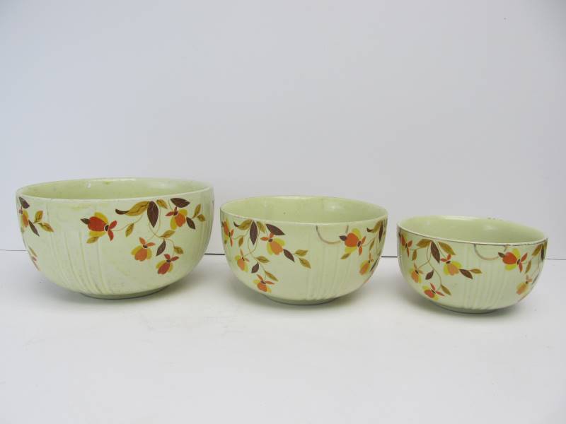 lot 24 image: Set of 3 Vintage HALL Autumn Leaf Nesting Bowls