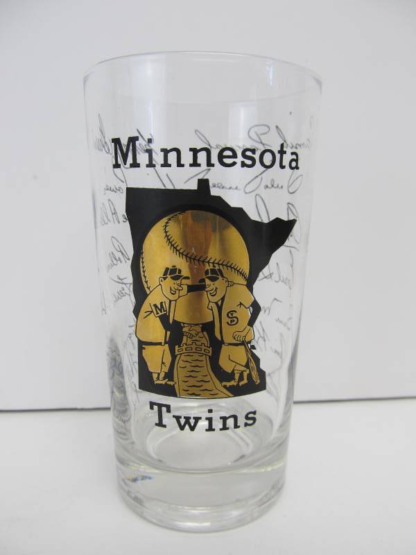 lot 29 image: Vintage 1964 MN TWINS Baseball Glass