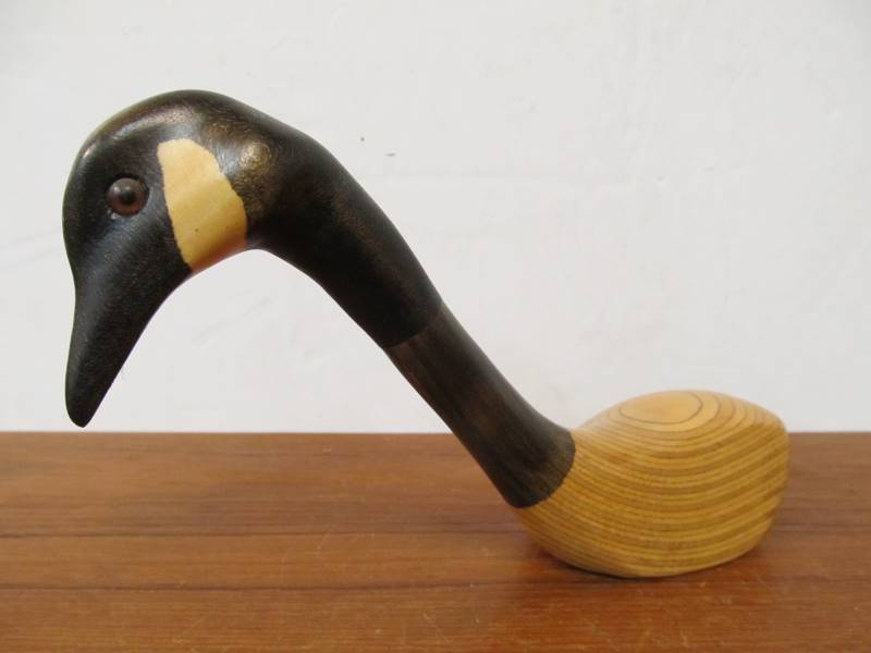 lot 54 image: Hand Carved Wooden Golf Club Goose Head