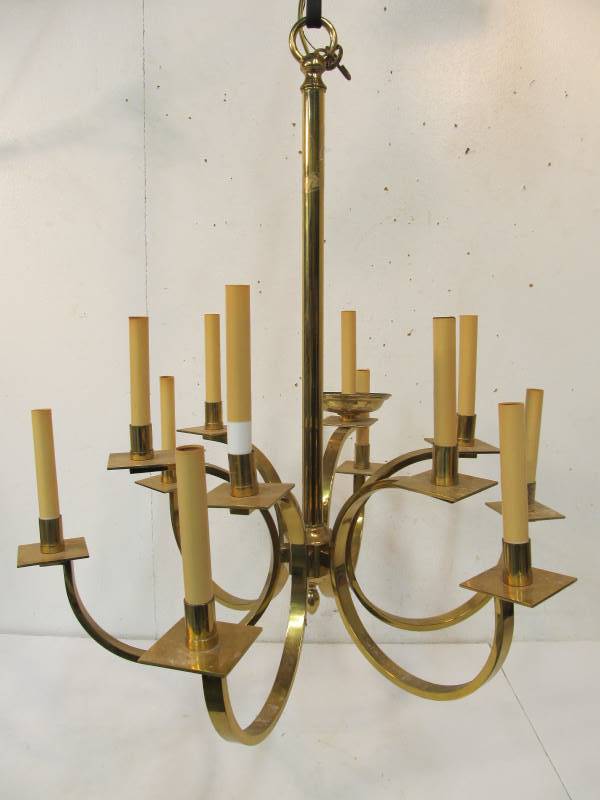 lot 102 image: LARGE Vintage Mid Century Brass Chandelier