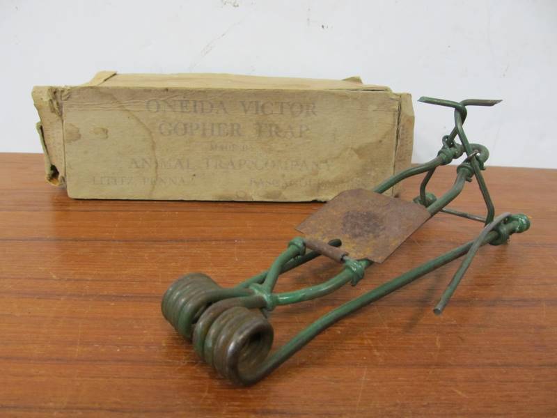 lot 125 image: Old Vintage Oneida VICTOR Gopher Trap wOriginal Box