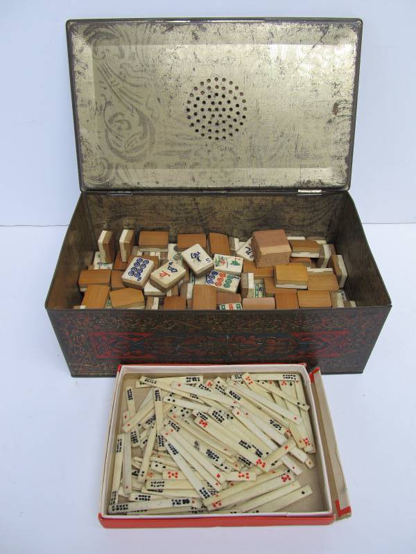 lot 132 image: Antique Chinese Mahjong Set 