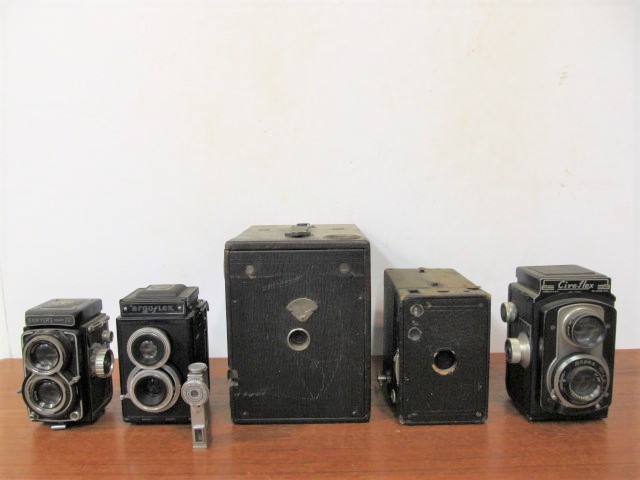 lot 211 image: Nice Lot of Vintage Film Cameras etc