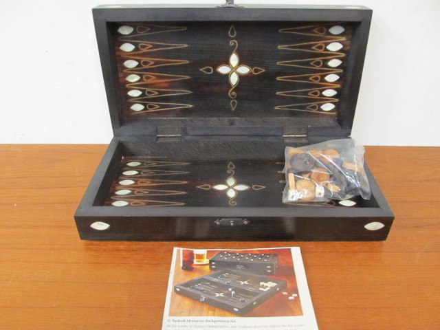 lot 216 image: Vintage Inlaid Backgammon Set