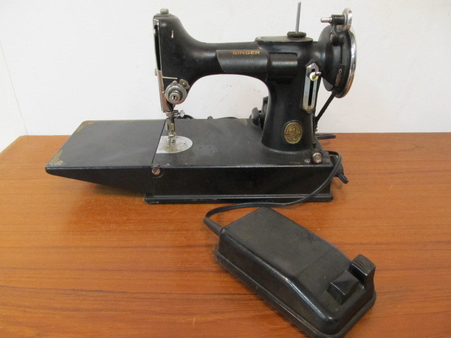lot 220 image: Working Vintage SINGER Featherweight Sewing Machine