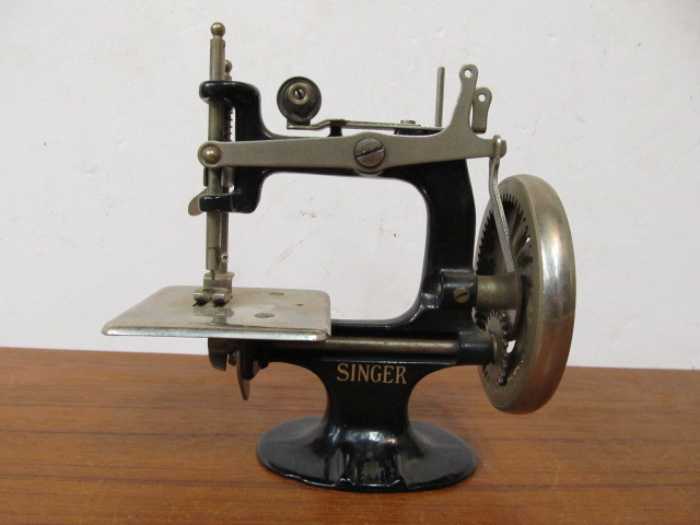lot 221 image: Working Vintage Toy Singer Sewing Machine