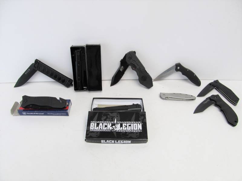 lot 243 image: Group of Folding SurvivalTactical Knives