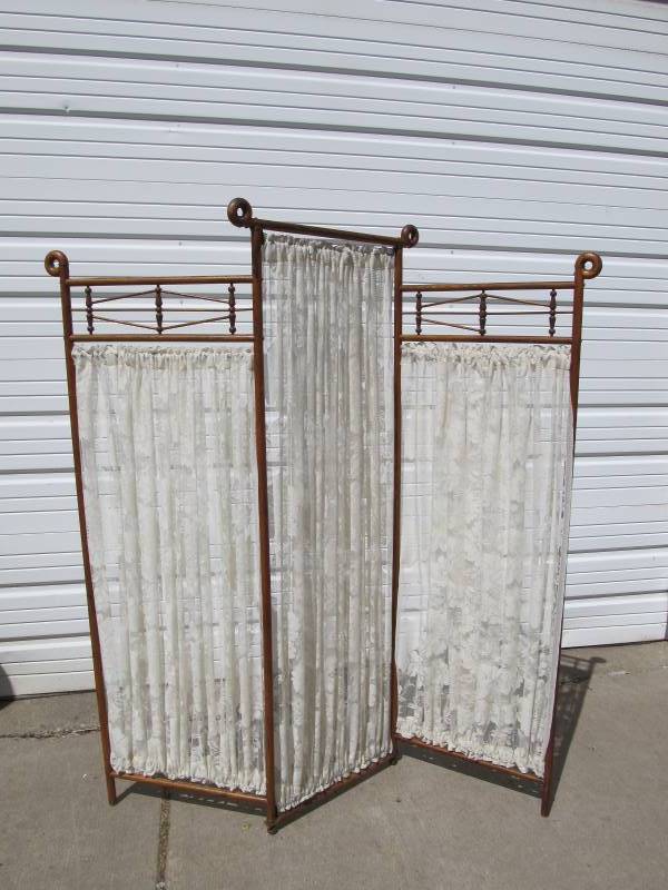 lot 142 image: Very Nice Antique Room Dividing Screen