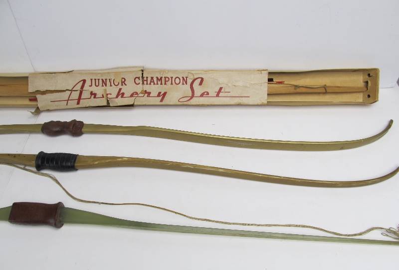 lot 158 image: Group of 4 Vintage Archery Bows