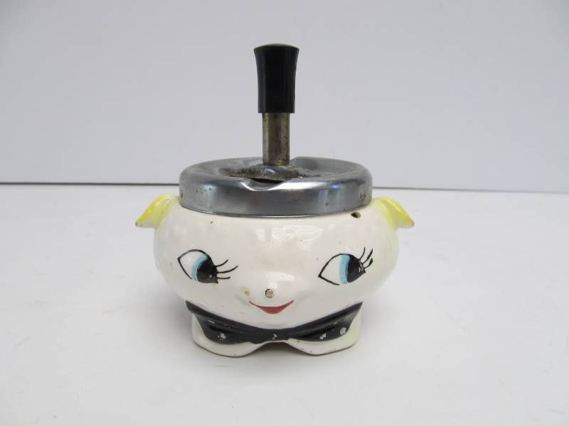 lot 163 image: Vintage 1950s HOLT HOWARD Lamb Ashtray wAsh Receiver