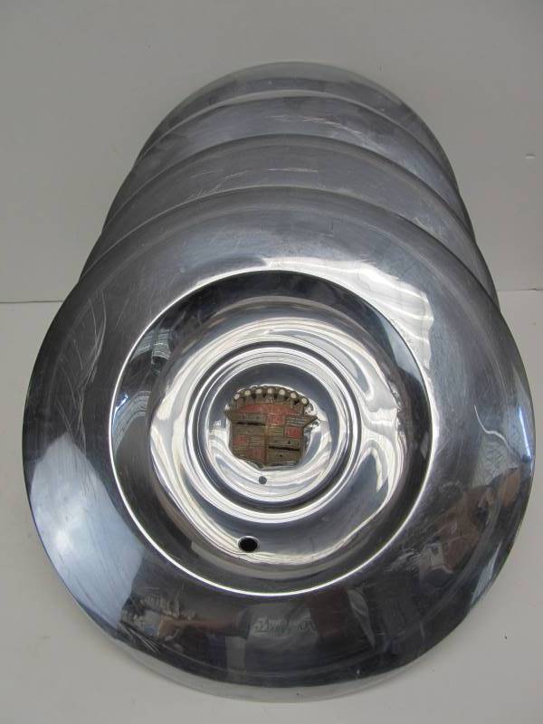 lot 174 image: Set of 4 Matching 1940s Cadillac Hubcaps