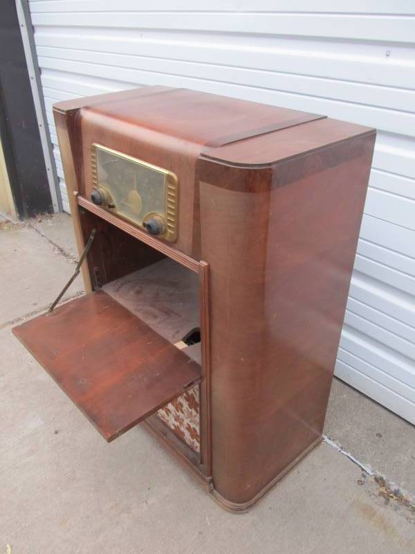 lot 205 image: Vintage Deco ZENITH Floor Model Radio