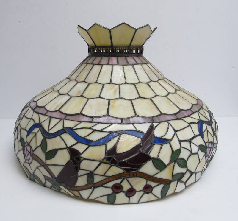 lot 251 image: NICE Vintage Large Stained Glass Lamp Shade
