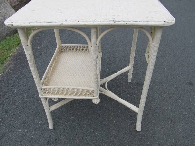 lot 256 image: Nice Old Vintage Wicker 2-Tier Table