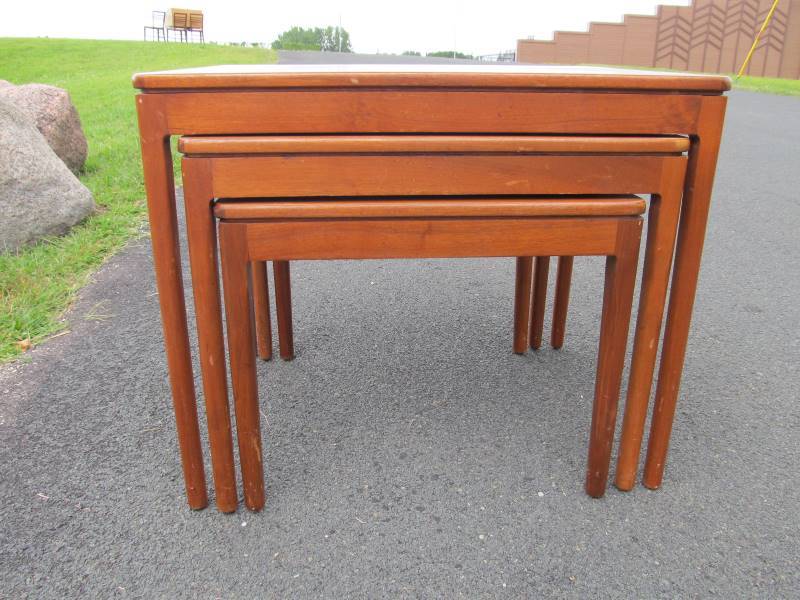 lot 268 image: Set of Vintage Mid Century Walnut DREXEL Nesting Tables
