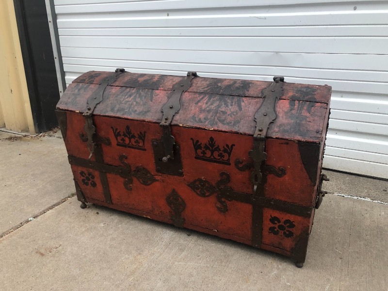 lot 4 image: Early Antique Painted Immigrant Trunk
