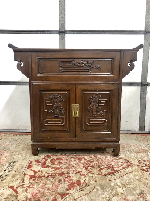 lot 7 image: Very Nice Vintage Mid Century Oriental Bar Cabinet 