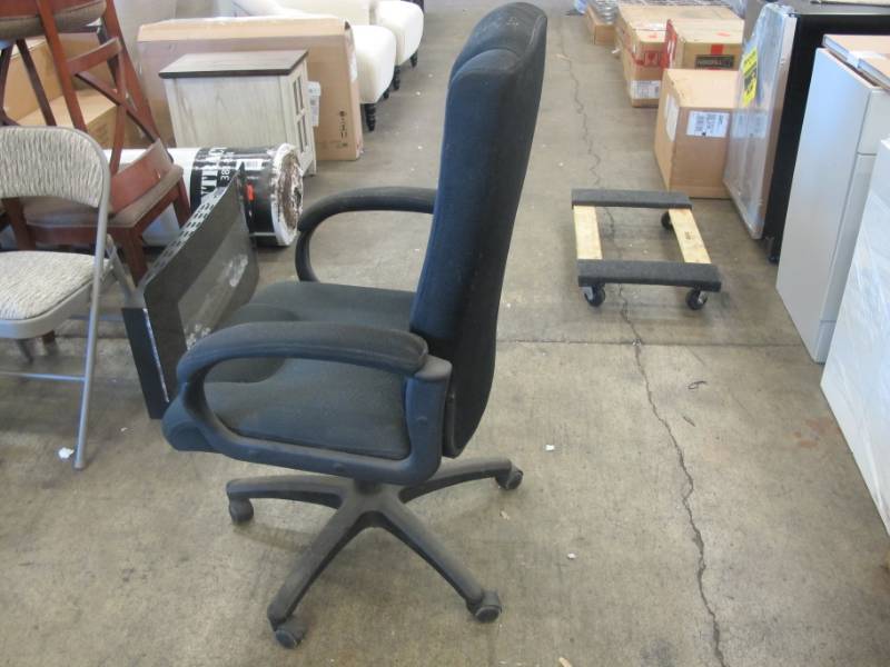 lot 6 image: Executive Padded Office Chair on Rollers