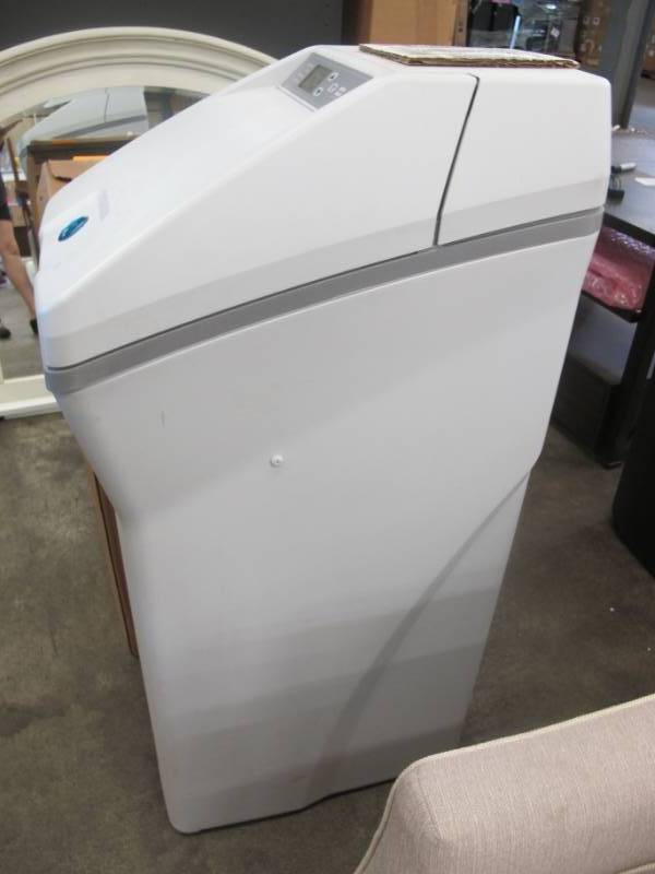lot 14 image: GE 30,000 Grain Water Softener