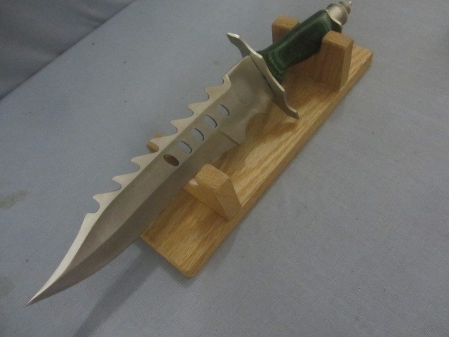 lot 72 image: Frost Gator Knife