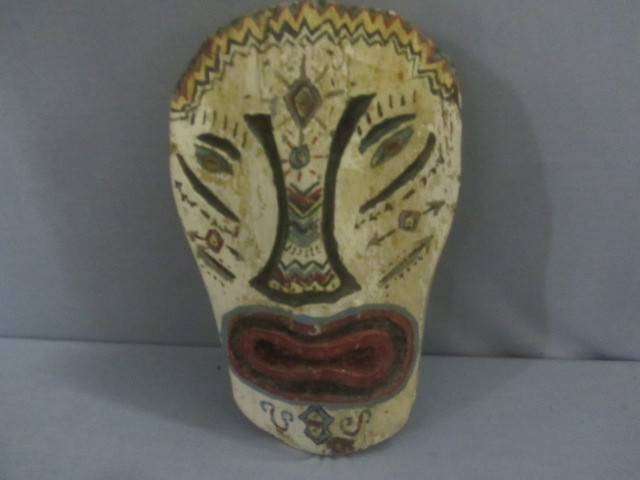 lot 45 image: Hand Carved New Guinea House Mask