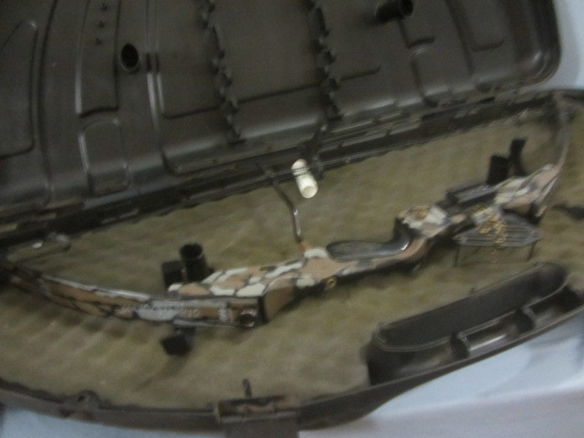lot 51 image: Compound Bow & Case