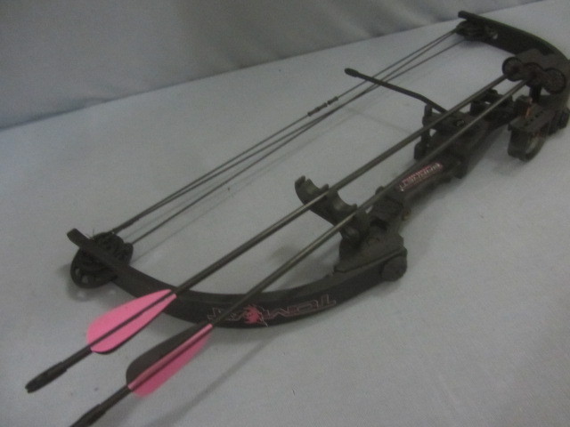 lot 52 image: Barnett Tomcat Jr Compound Bow
