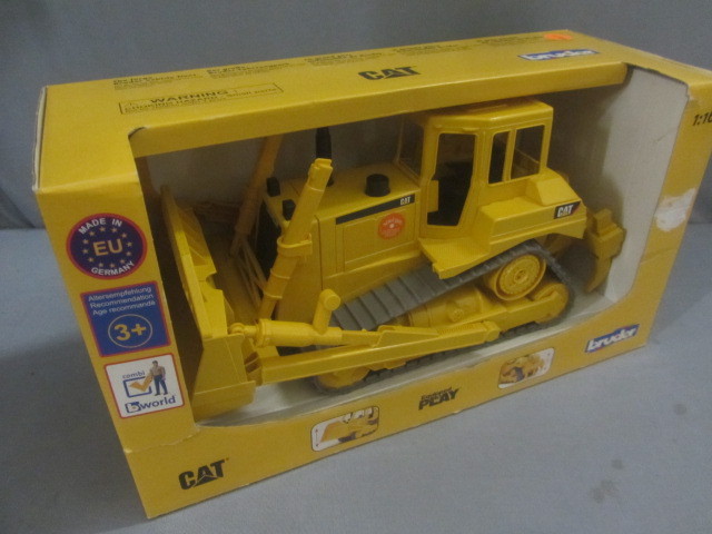 lot 31 image: Bruder CAT Bulldozer