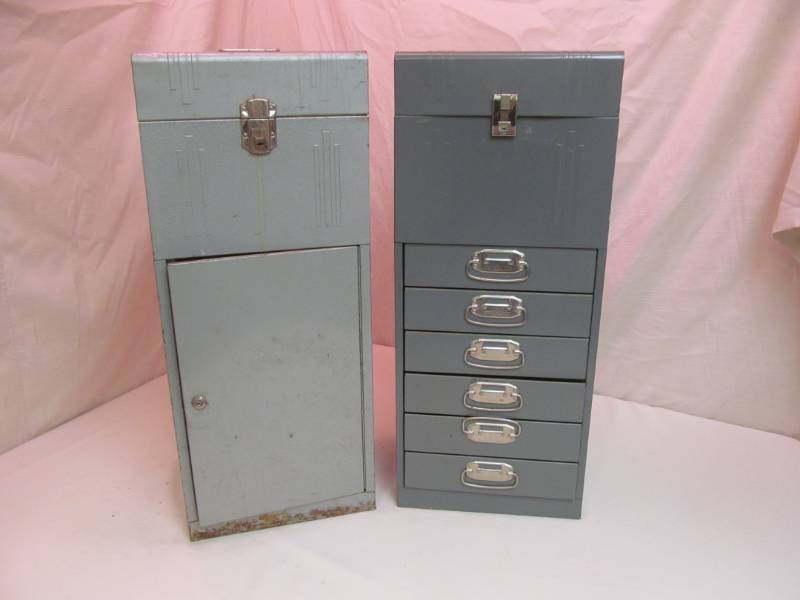 lot 3 image: metal cabinets