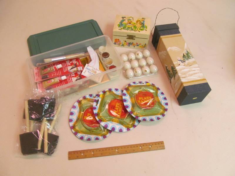 lot 25 image: crafts items