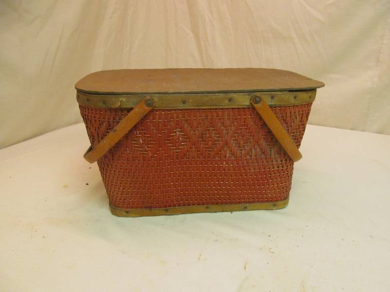 lot 38 image: vintage picnic basket