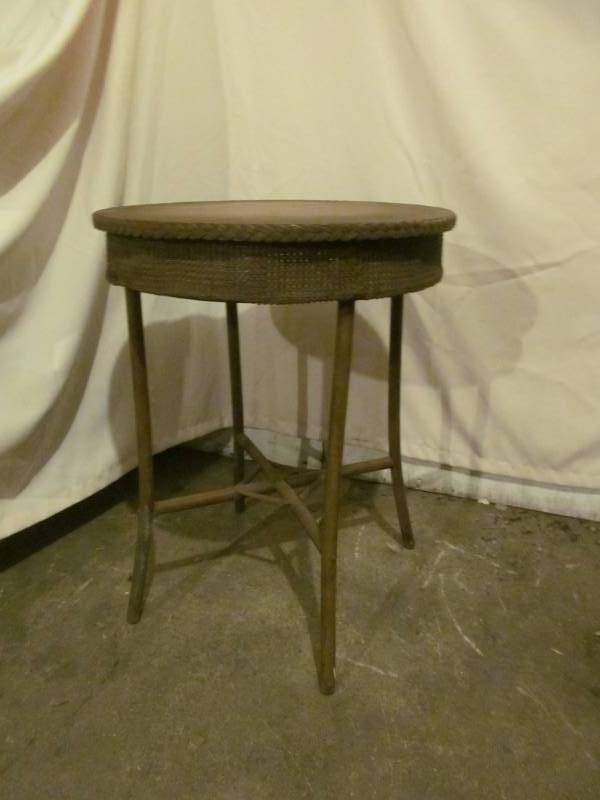 lot 64 image: vintage table