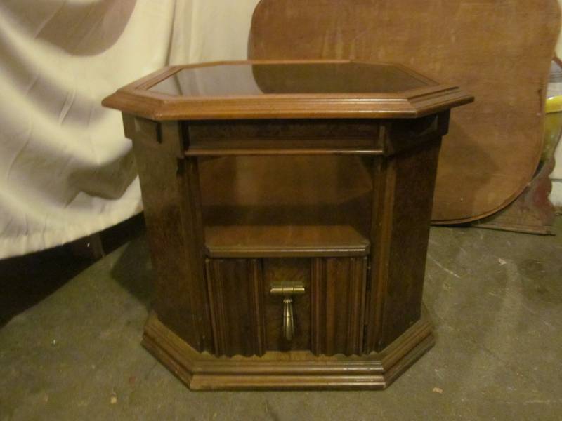 lot 72 image: vintage end table