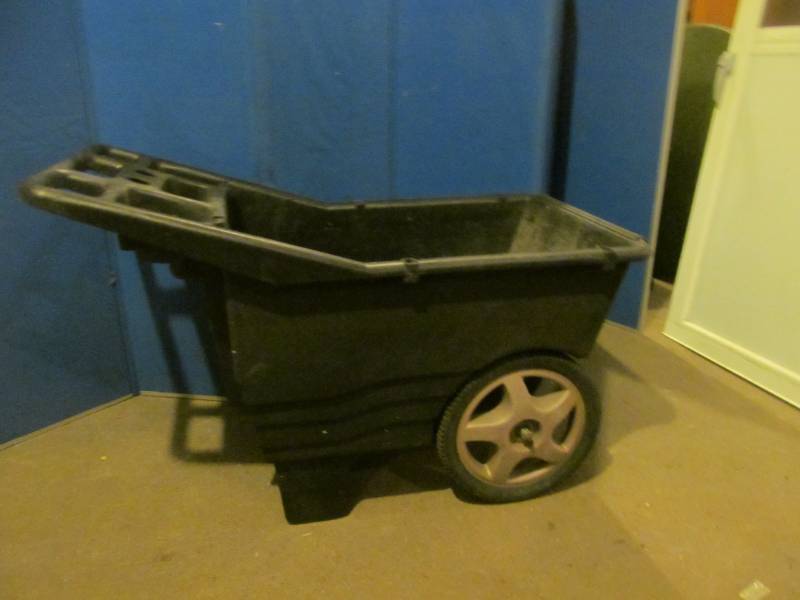 lot 76 image: yard cart