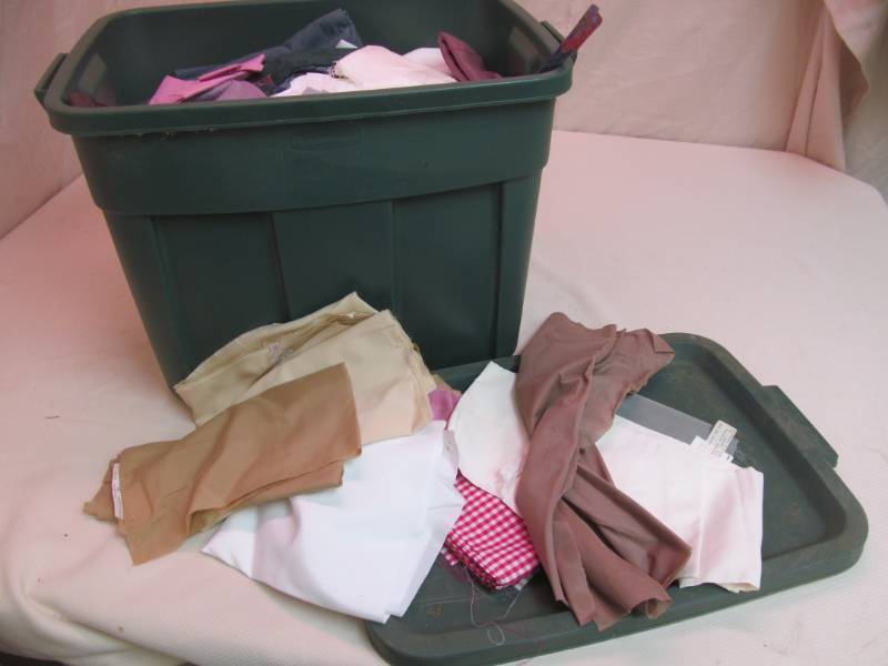 lot 80 image: Rubbermaid  tote, material