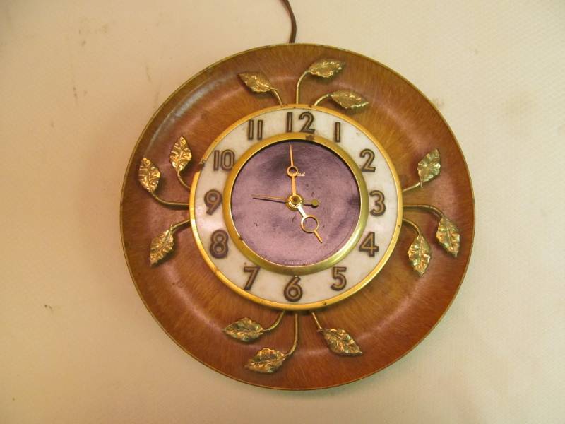 lot 92 image: vintage United metal clock