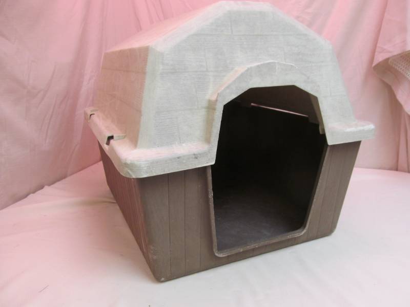 lot 109 image: dog house