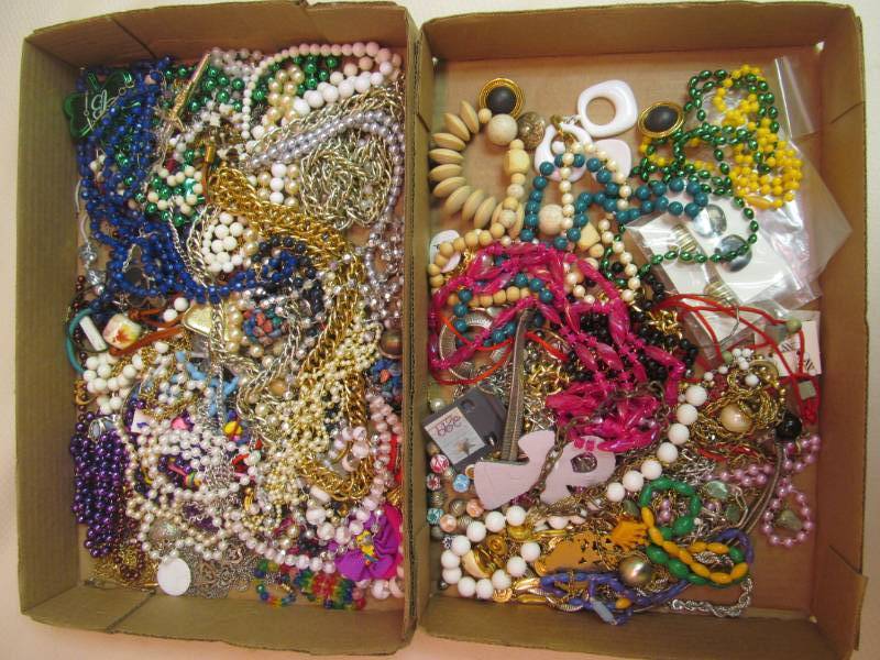 lot 114 image: costume jewelry
