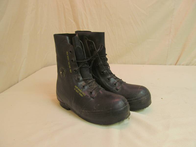 lot 143 image: boots